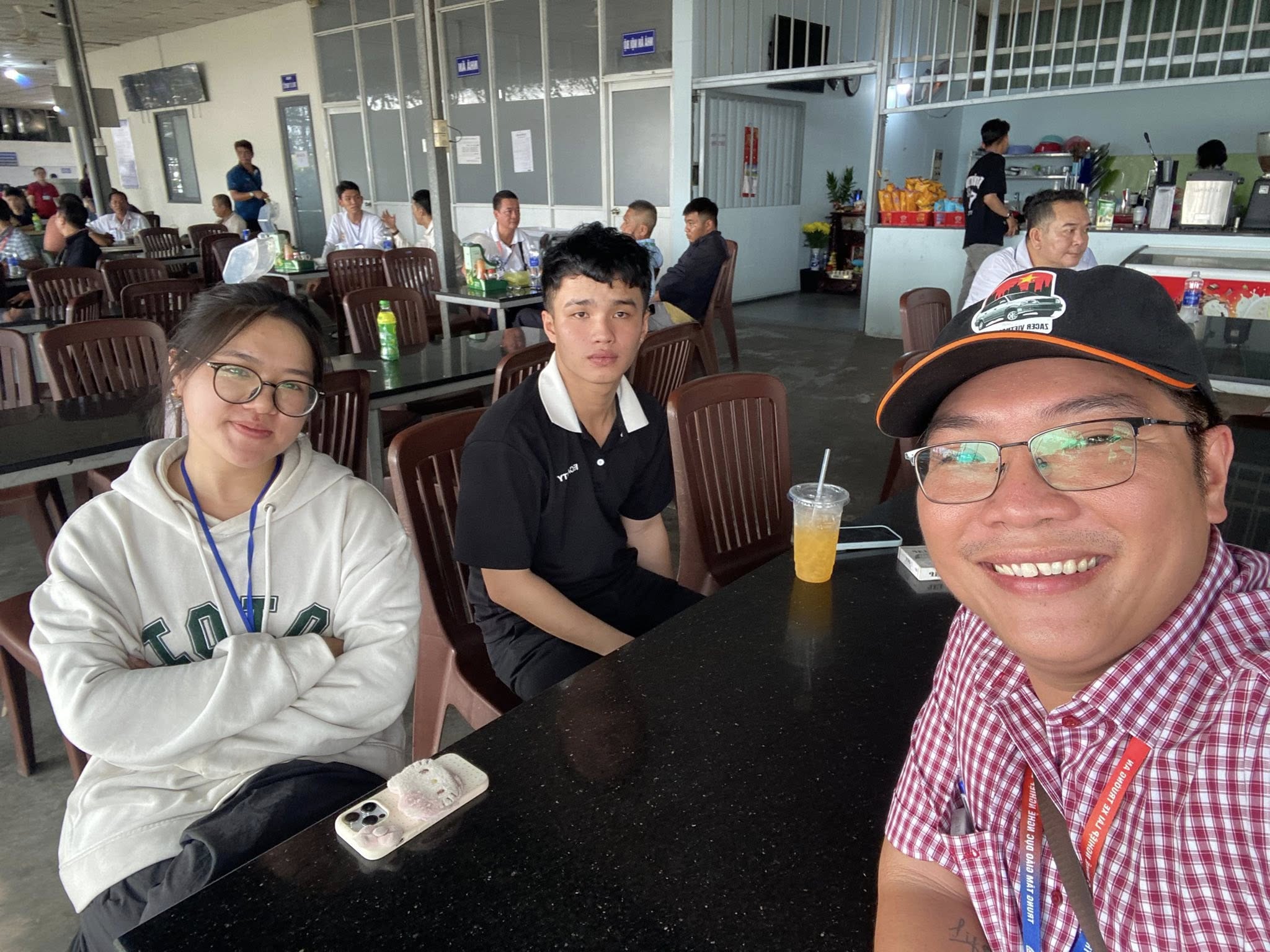 Nhóm học viên nghỉ giữa giờ tại sân thi